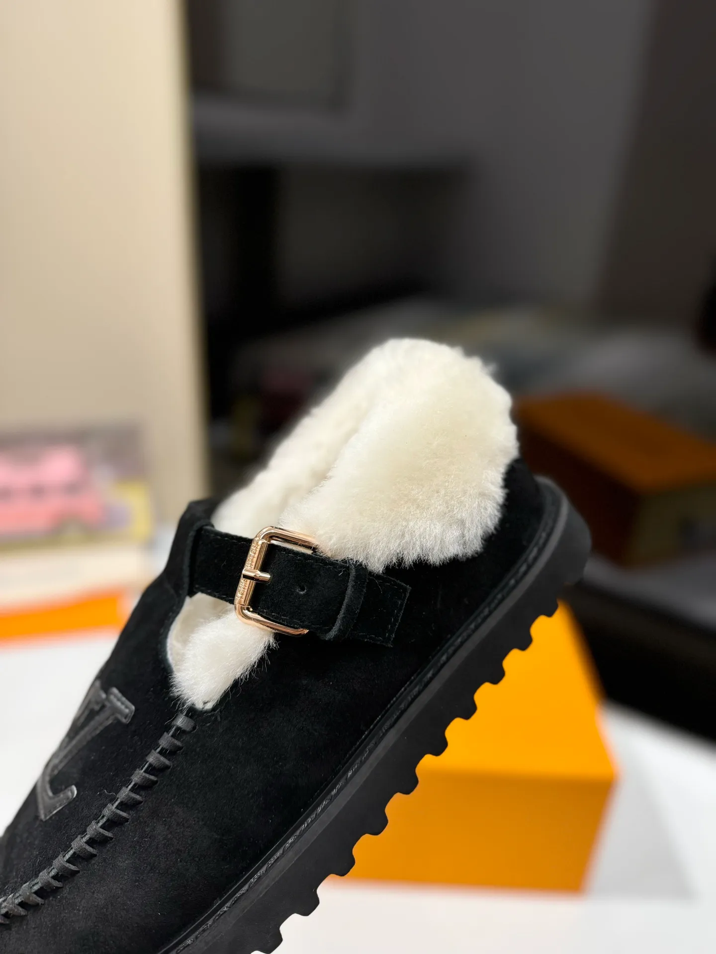 👟👟Ex-factory price 560👟👟 Louis Vuitton lv louis vuott…on fw24 new arrival～The latest furry slippers for autumn and winter🏂🏂 This pair of furry slippers is also very good-looking! The leather ones are very high-end! ! !Paired with denim shorts in autumn and winter, it’s perfect! Put it on and you will instantly have your ideal height! 😍 A favorite style, with fashion elements, the appearance of the upper is full of nobility. Wearing it can always show off the fashionable charm of women. It is fashionable but not too showy. The high-end beef tendon on the upper and the Lvjia letter buckle are so beautiful. ✅Upper: imported high-end frosted/cow leather ✅Outsole: original outsole ✅Inner lining: imported real wool ✅Size: 35-42 (41.42 customized, non-returnable) ✅Packaging: full set of original drawer box